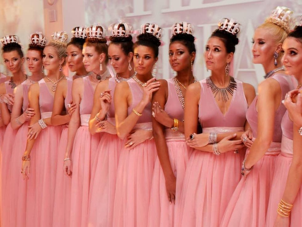 Heart of Fashion models group pose