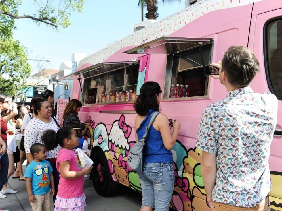 Hello Kitty Cafe truck crowd