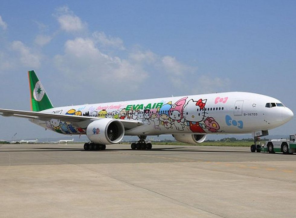 Hello Kitty EVA Airlines jet exterior
