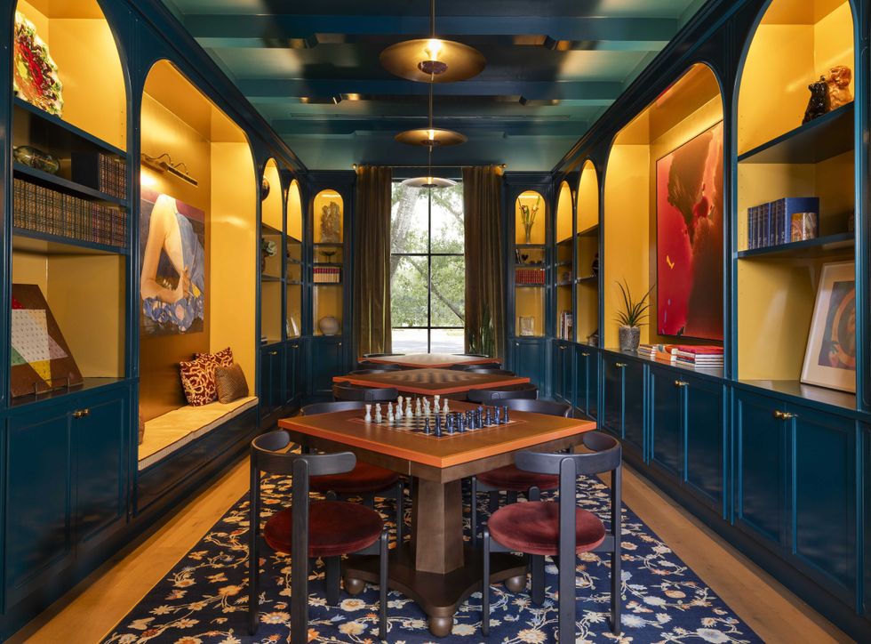 Hotel Daphne library