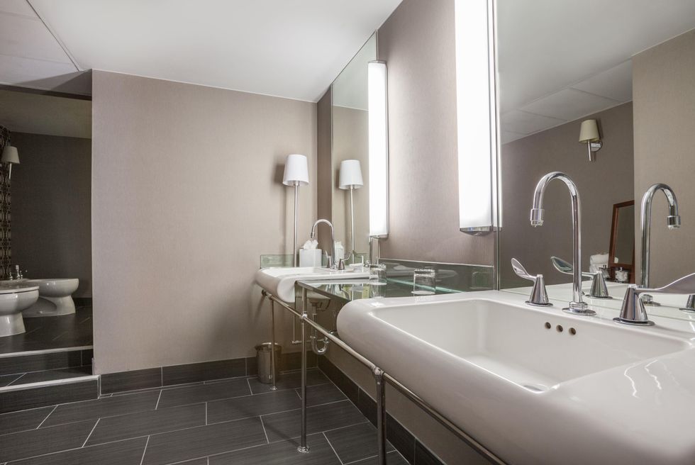 Hotel Derek penthouse October 2014 bathroom