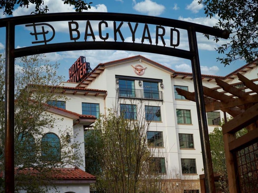 Hotel Drover backyard