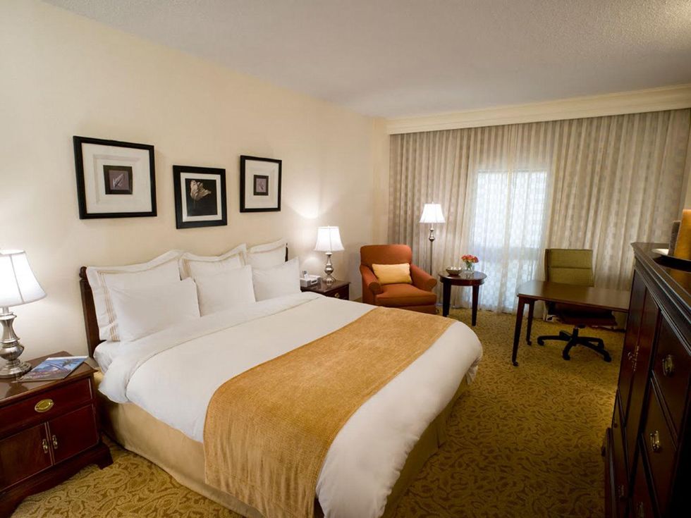 Houston Airport Marriott at George Bush Intercontinental Airport guest room bedroom