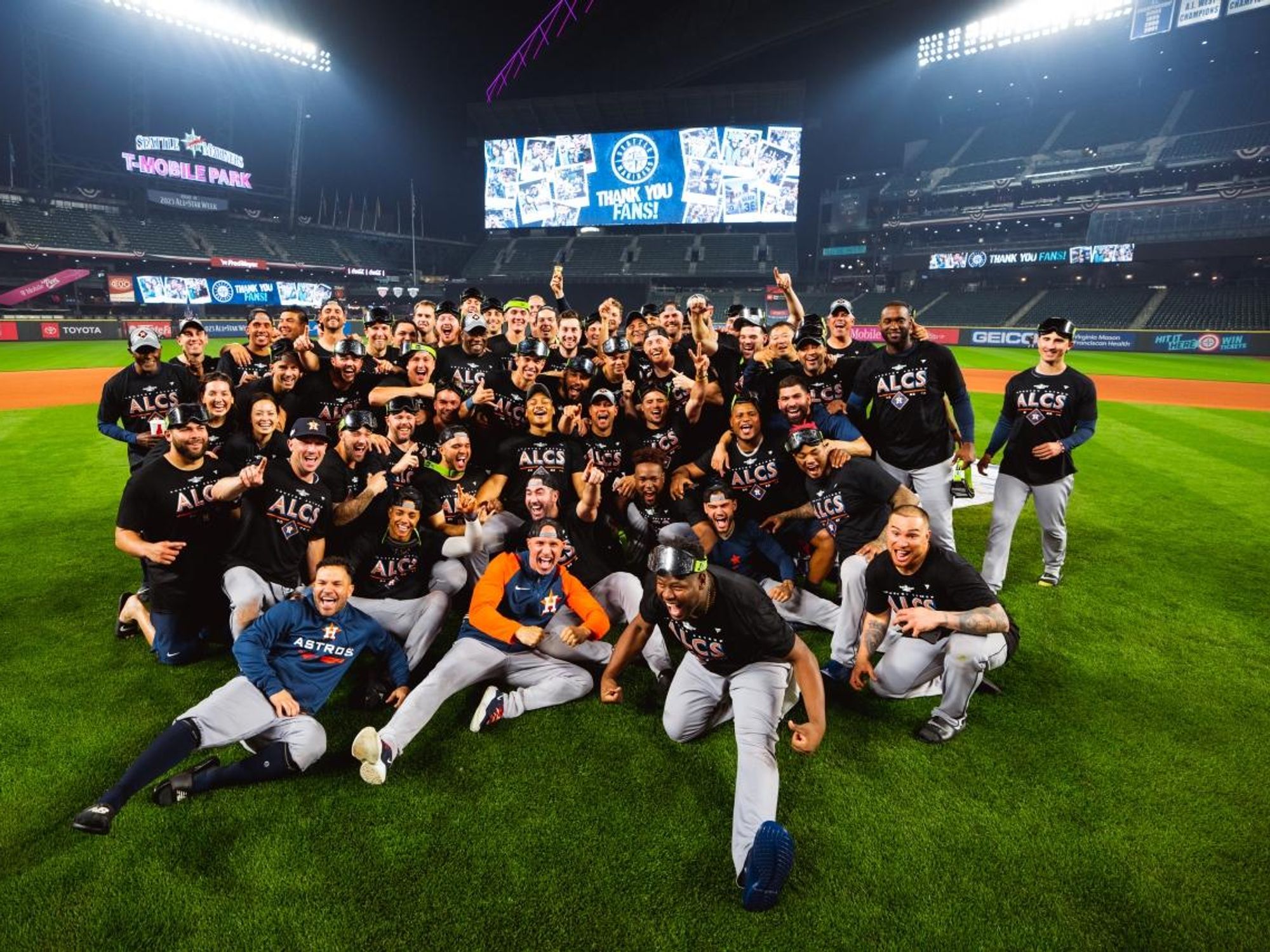 Houston Astros ALDS win Seattle 2022 team shot
