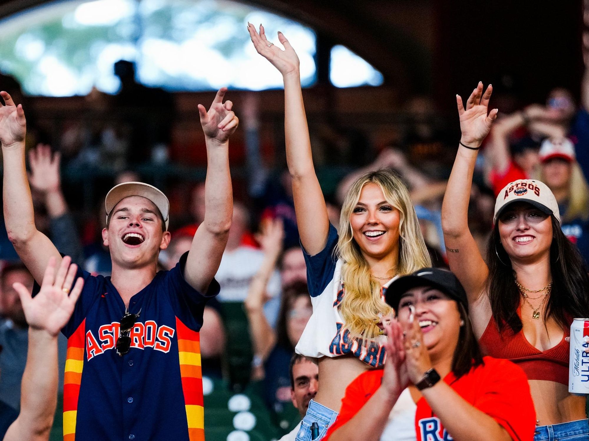 Houston Astros fans team up to return woman's hat in thrilling