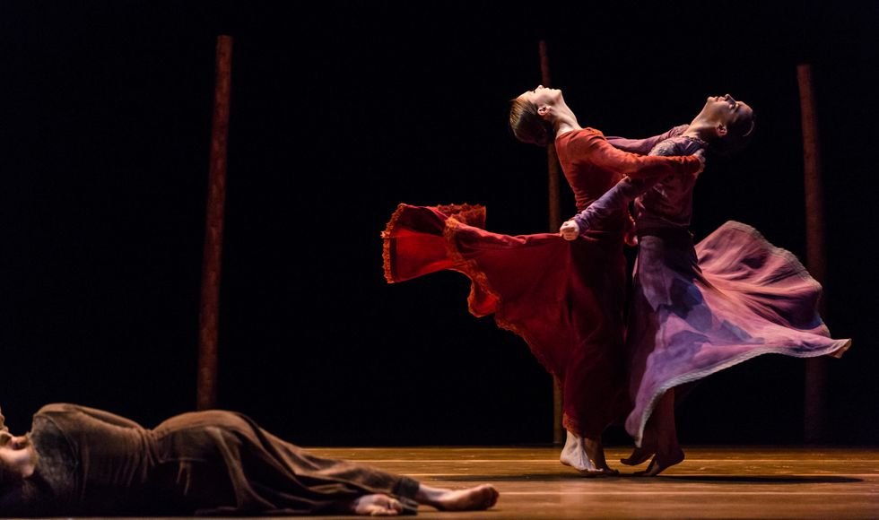 Houston Ballet Modern Masters March 2015 Emily Bowen and Melody Mennite in Jardi Tancat choreographed by Nacho Duato