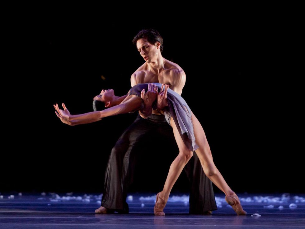 Houston Ballet, Simon Ball and Karina Gonzalez in Edwaard Liang\u2019s Murmuration