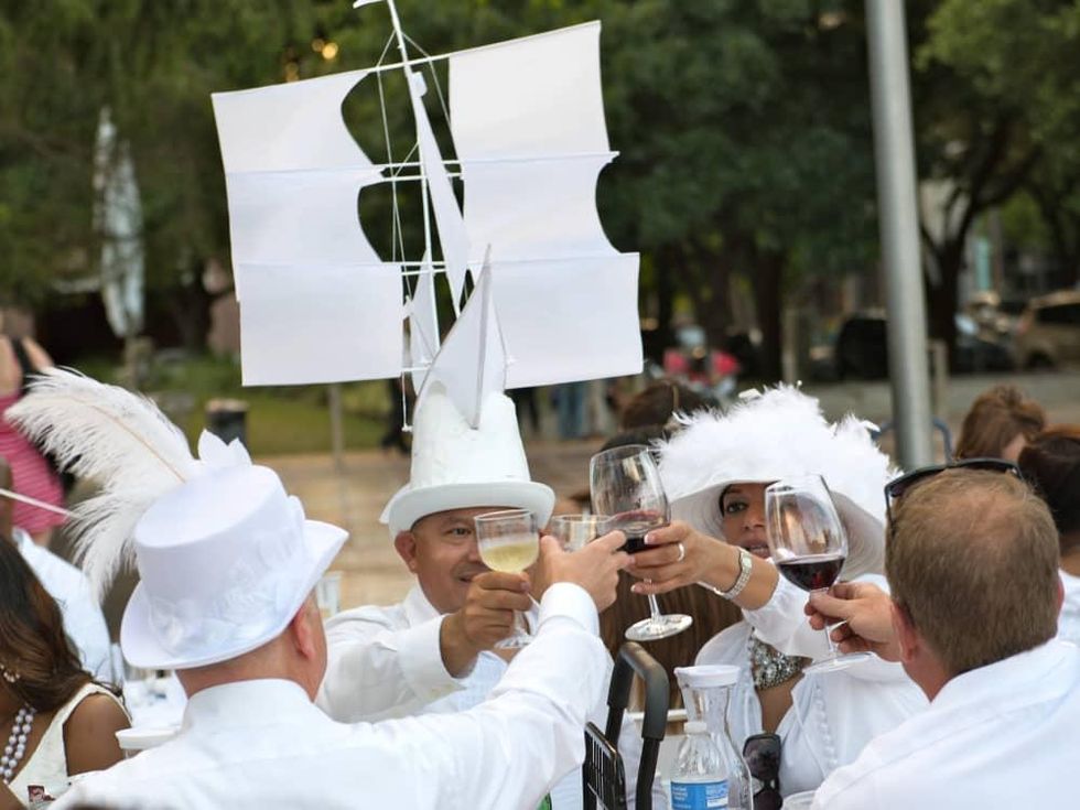 Très chic picnic with allwhite dress code takes over downtown park as