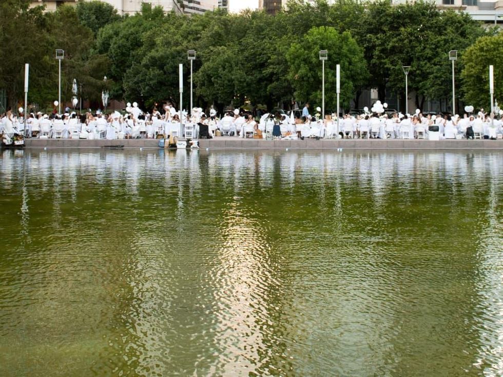 Houston, Diner en Blanc, June 2015, tables near the water