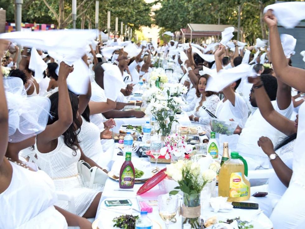 Houston, Diner en Blanc, June 2015, wave white cloth napkins