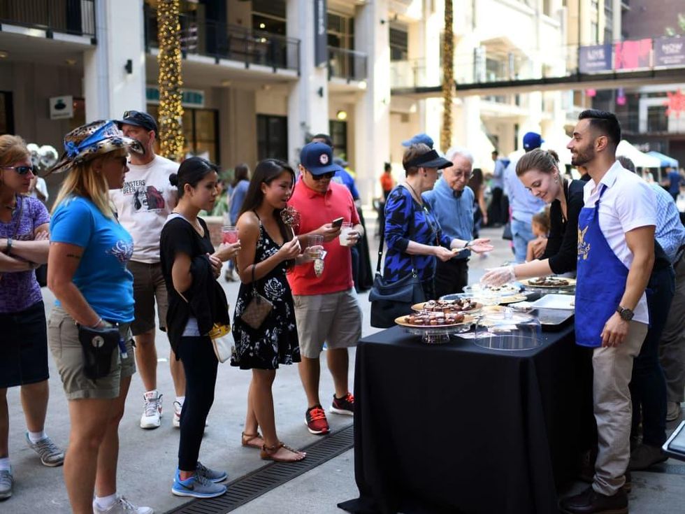 Houston, West Ave Market, Nov. 2016, crowd shot