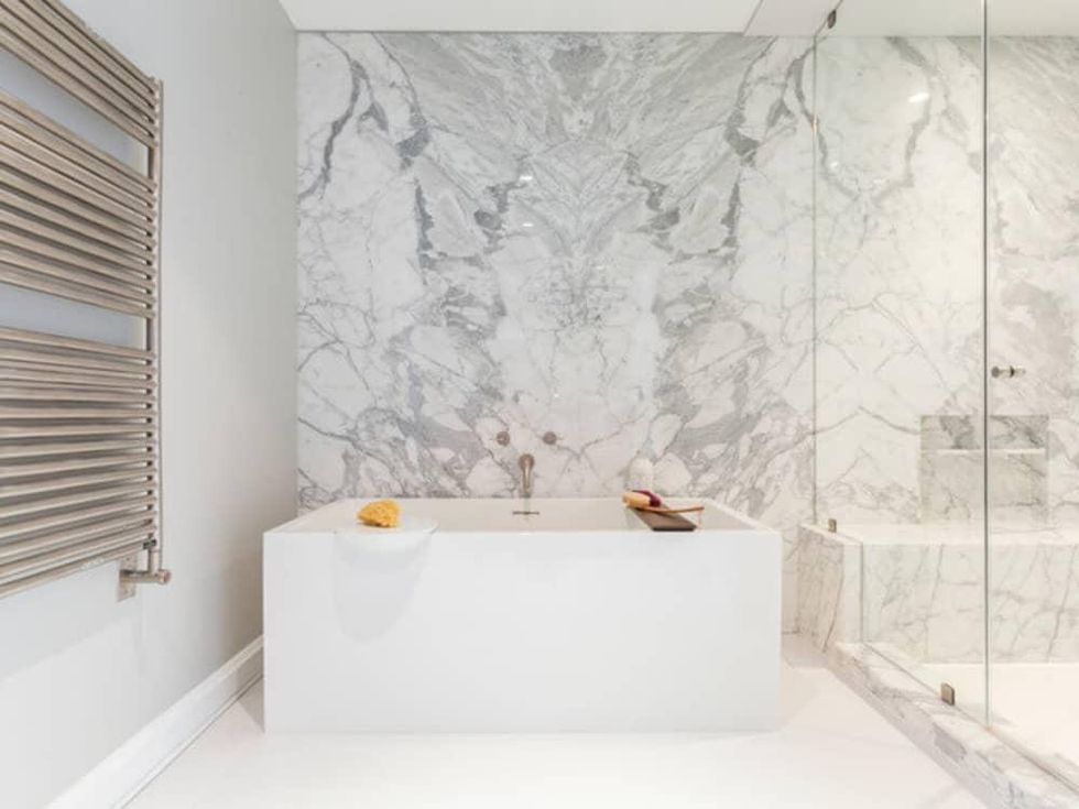 Houzz Houston house home 1960s London Texas style master bathroom modern tub