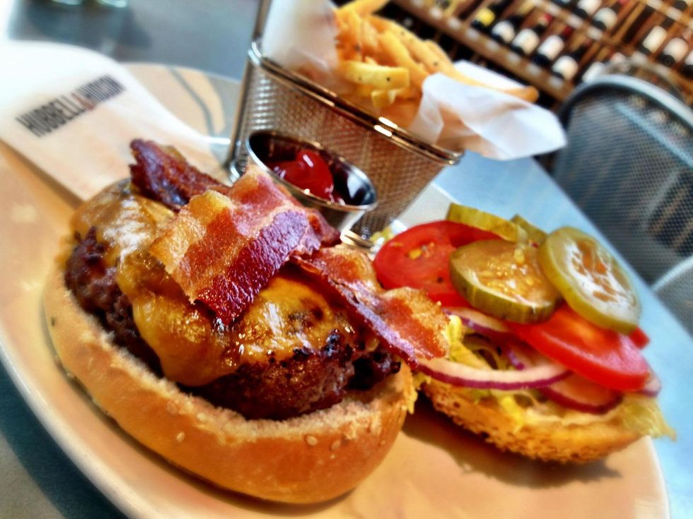 Hubbell & Hudson hamburger cheesburger classic burger