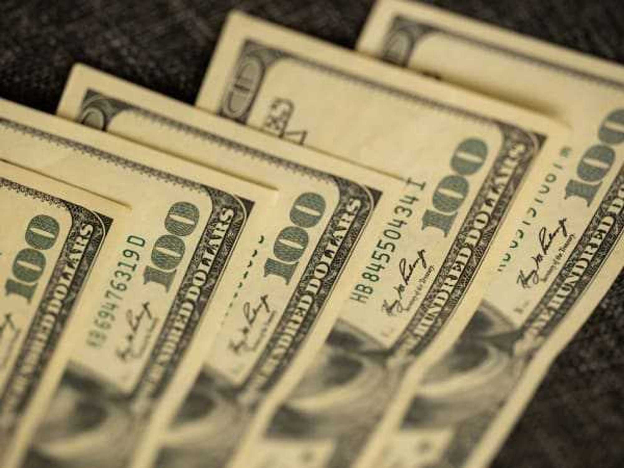 Hundred dollar bills, income study, top 1 percent earners in Texas