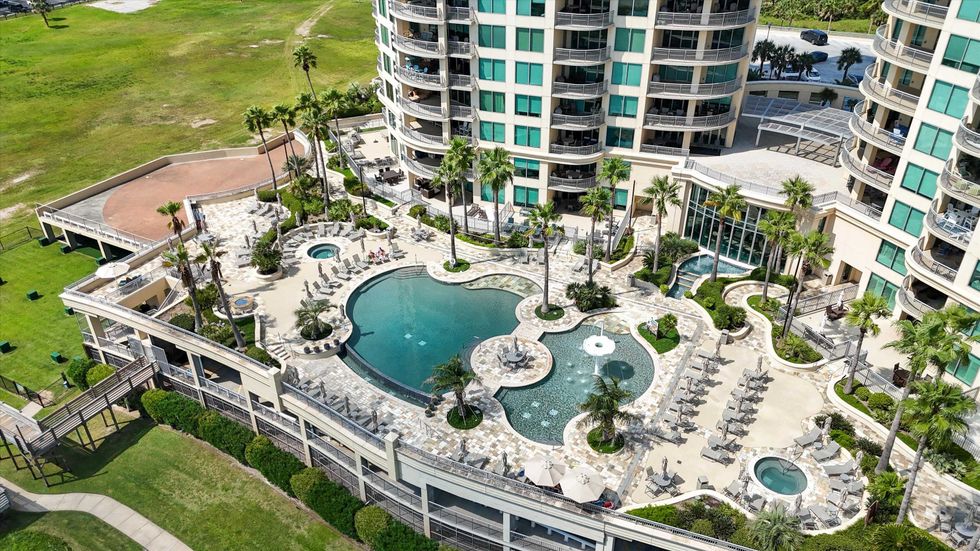 Image of pool set against the high rise of 801 E. Beach Drive