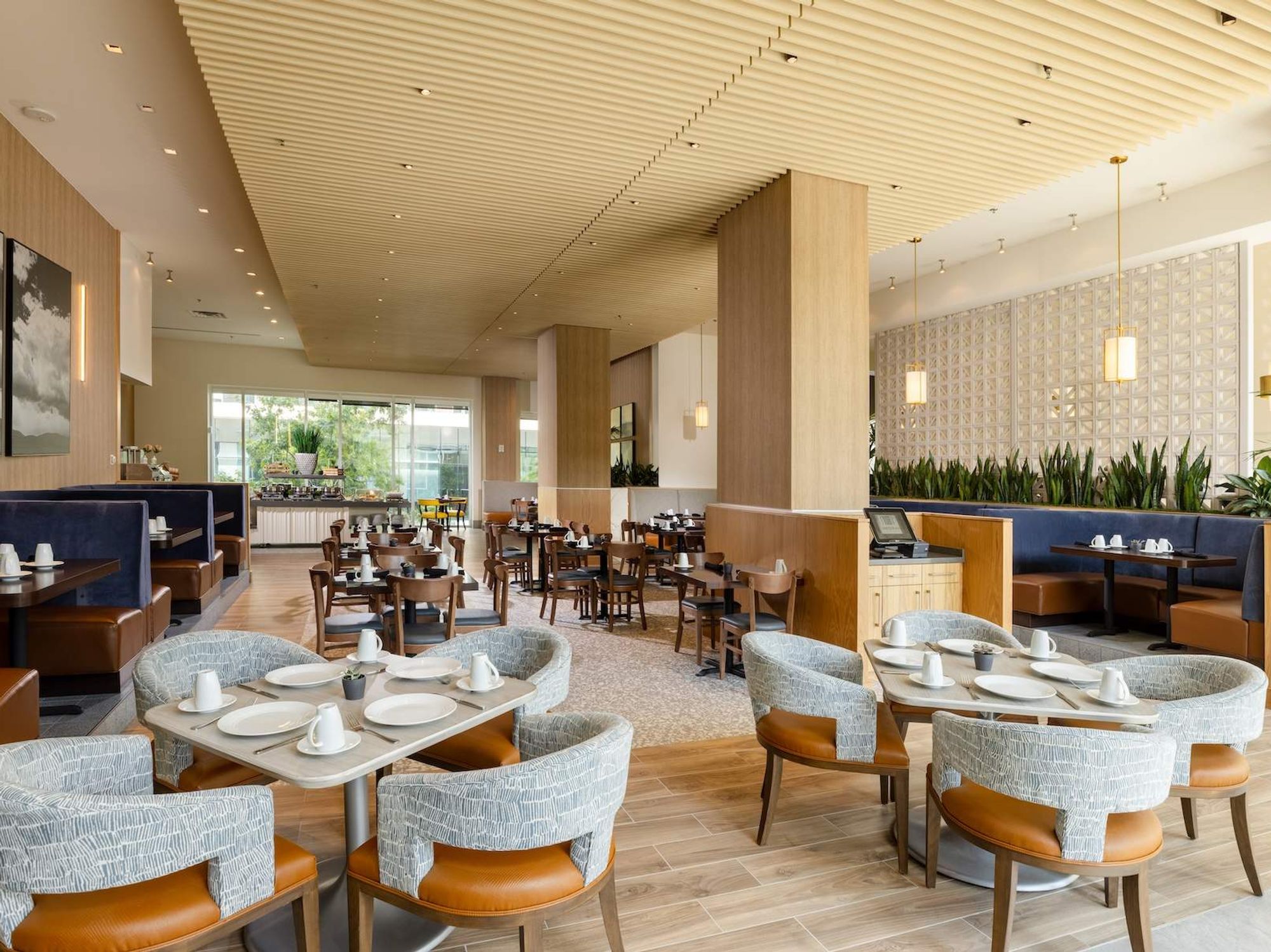 Freshly-renovated Houston hotel shows off new rooms and restaurant