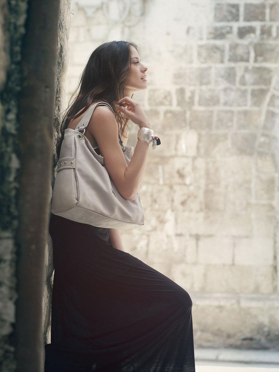 Italian handbags April 2014 Veragioia elana against wall white tote