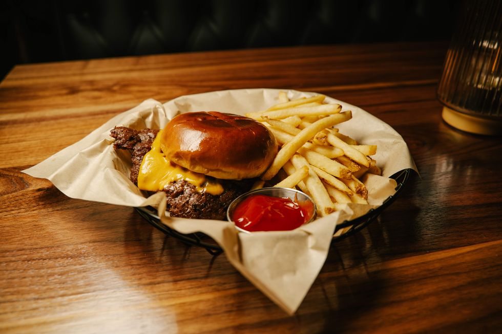 Jethro's Cocktail Lounge smash burger