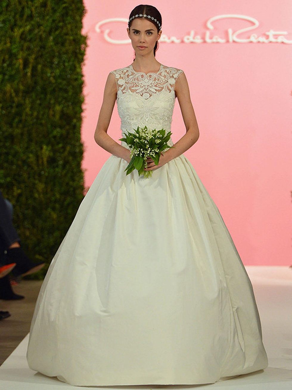 Joan Pillow Bridal Salon August 2014 oscar_de_la_renta_bridal_2015_19kuc0v-19kuc4a