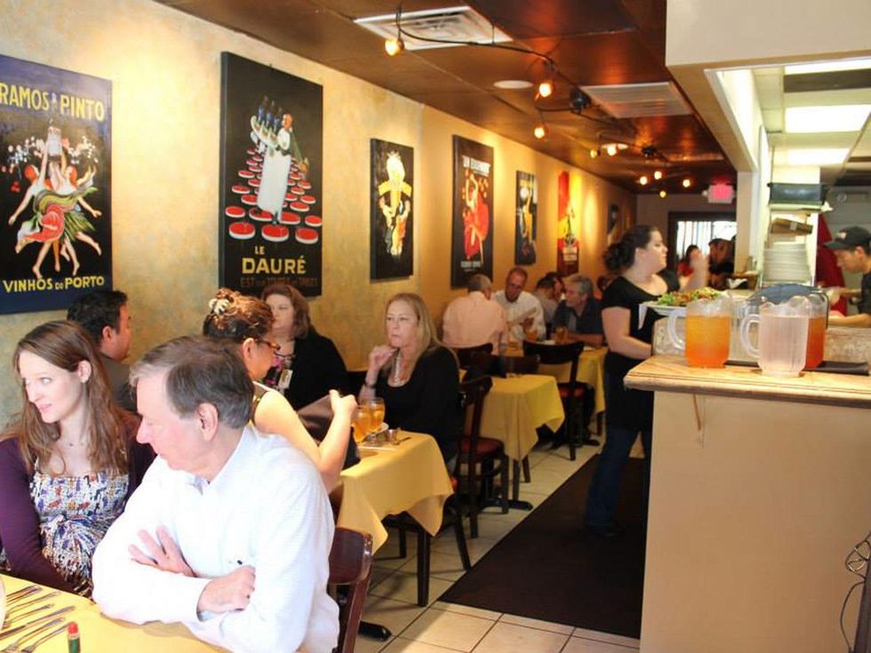 Jonathan's The Rub restaurant dining room with lunch crowd