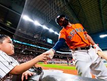 Make-A-Wish grants 7-year-old Houston Astros fan's dream; boy signed as  member of team and throws out first pitch