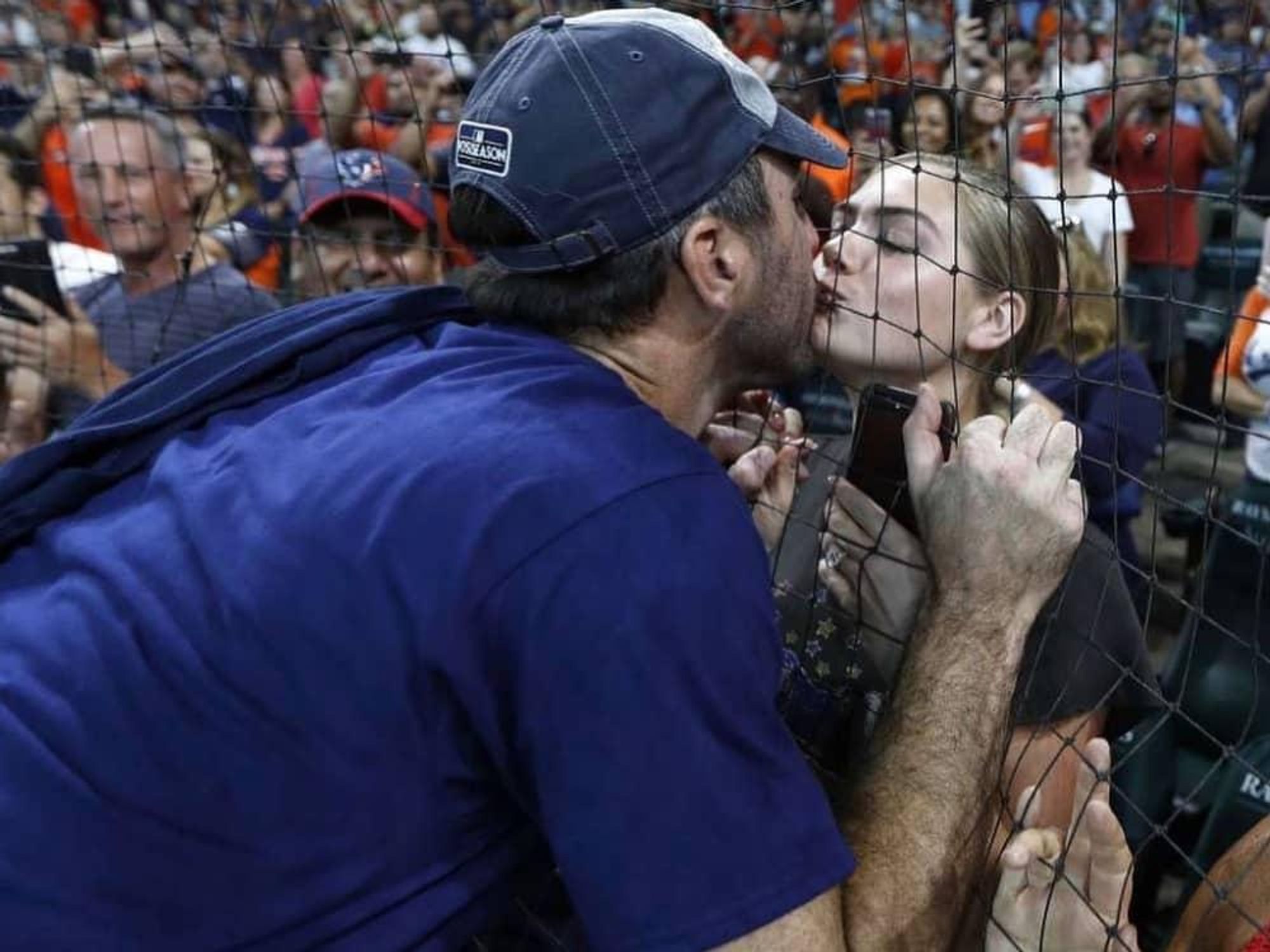 Kate Upton kissing Justin Verlander