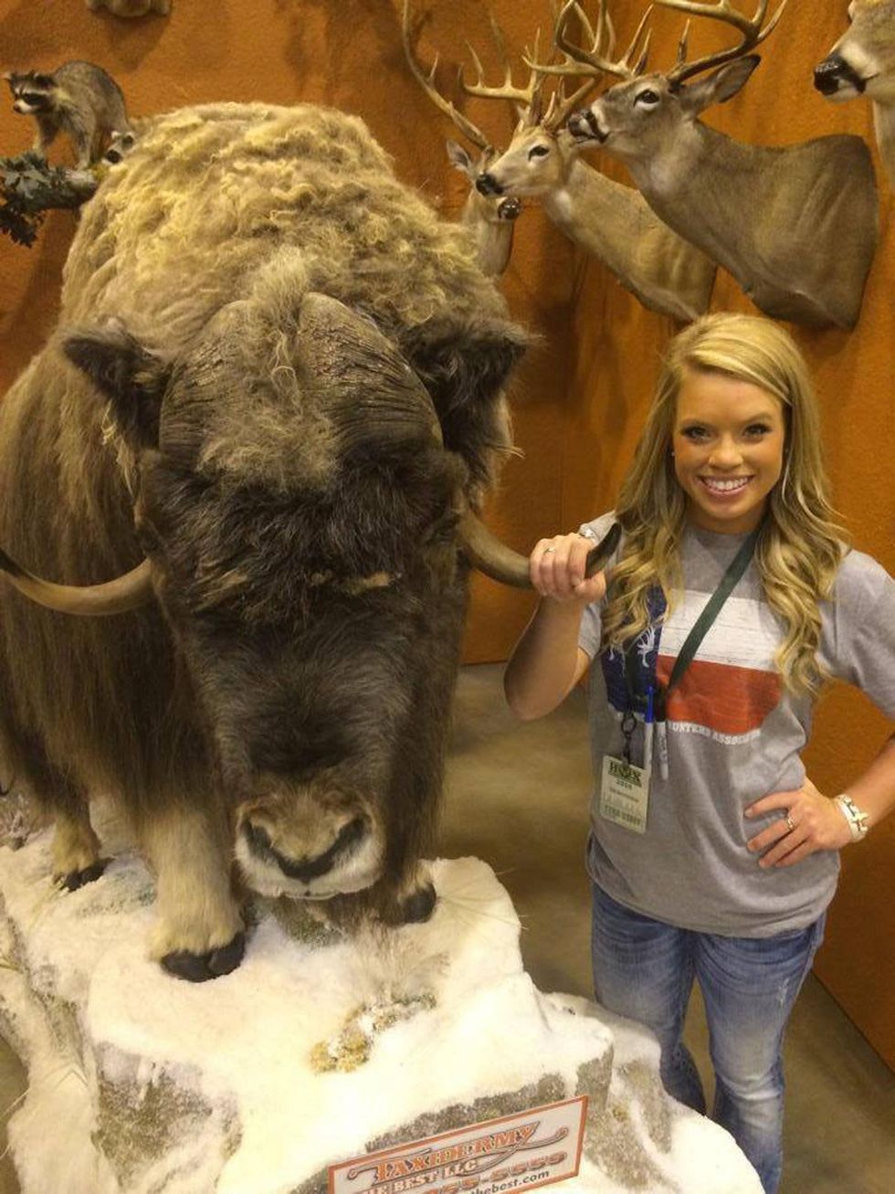 A hero's welcome? Notorious cheerleader hunter signs autographs and ...