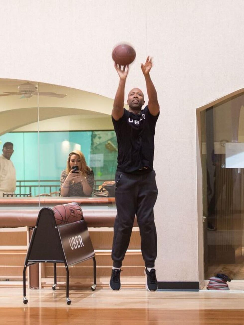 Kenny Smith at 3 point challenge at Houstonian