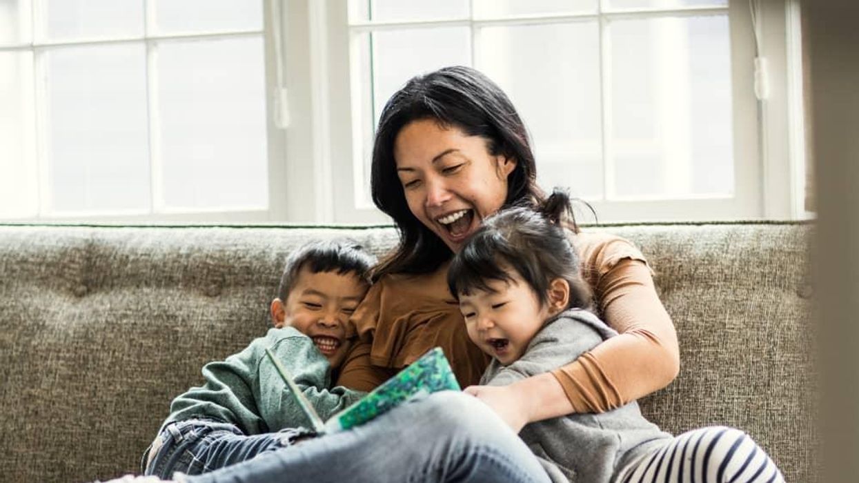 Kids reading with Mom