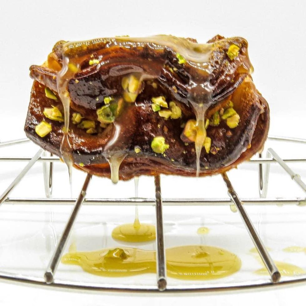 Koffeteria pistachio praline baklava croissant