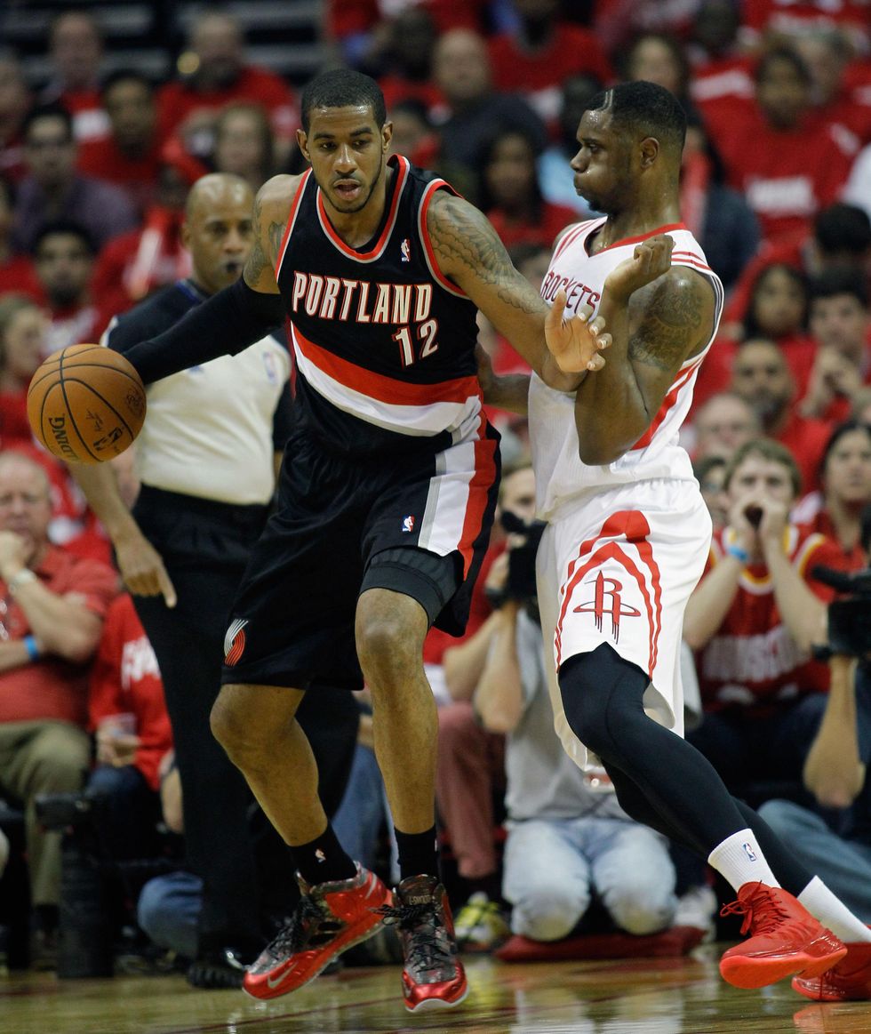 Rockets' Mascot Shows Up Dwight Howard With AMAZING Halfcourt Shot