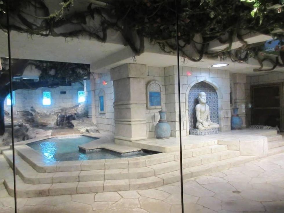 Landry's White Tiger Habitat, 9/16