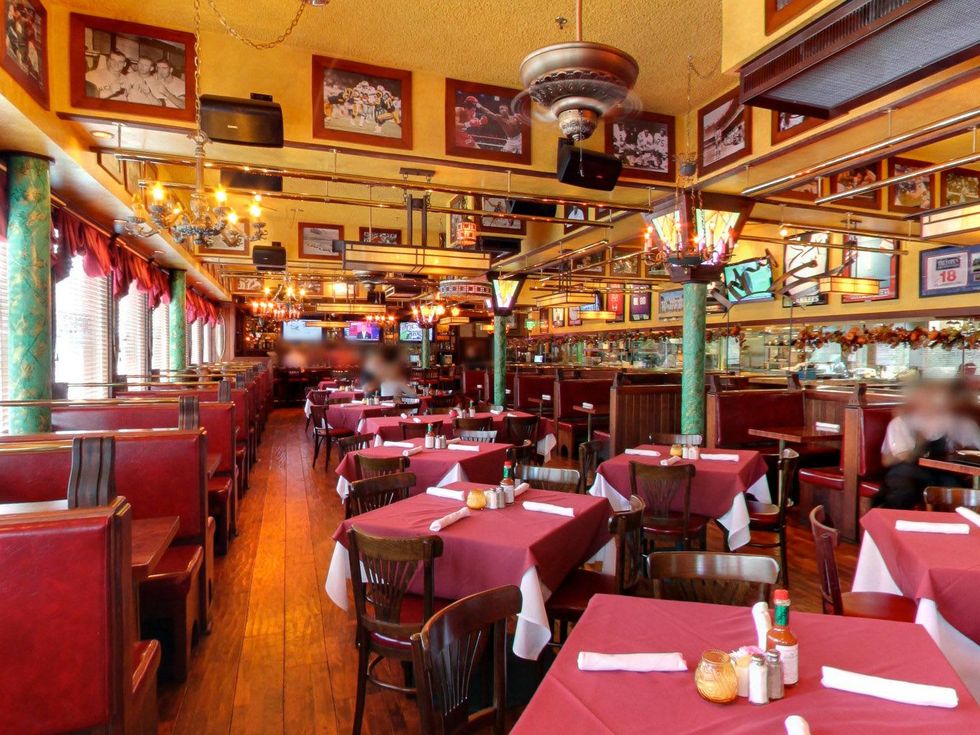 Laurenzo's Prime Rib interior