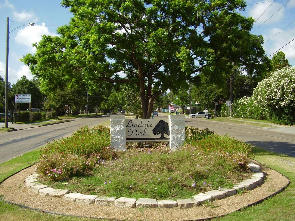Lindale Park Houston sign in neighborhood