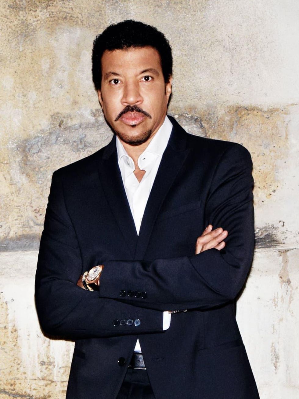 Lionel Richie standing arms crossed