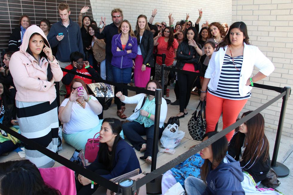 long lines wait to see Kardashians at Sears Willowbrook Mall May 2013