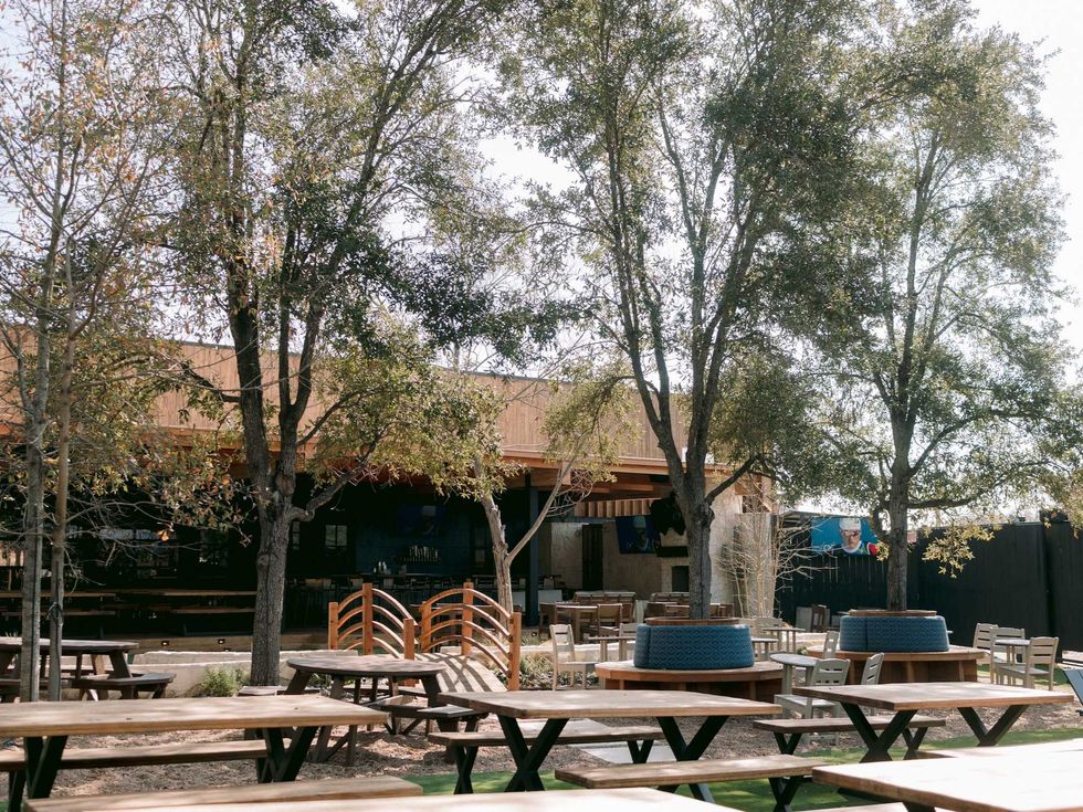 Long Weekend restaurant outdoor seating