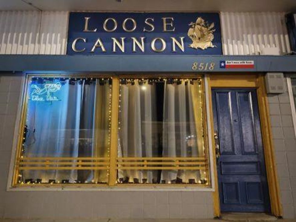Loose Cannon exterior