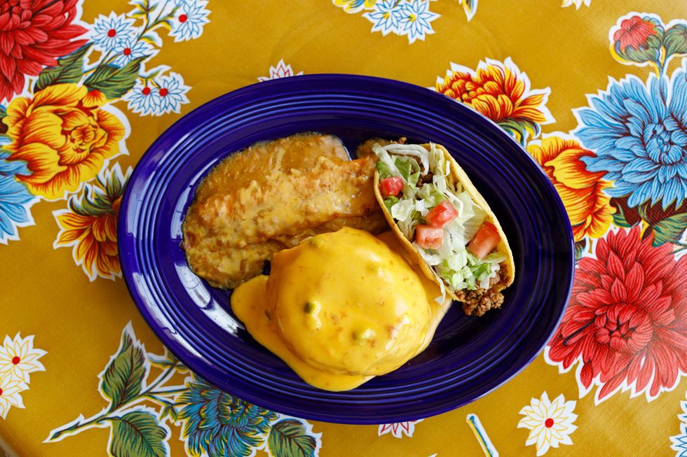 Los Tios West U puffy queso