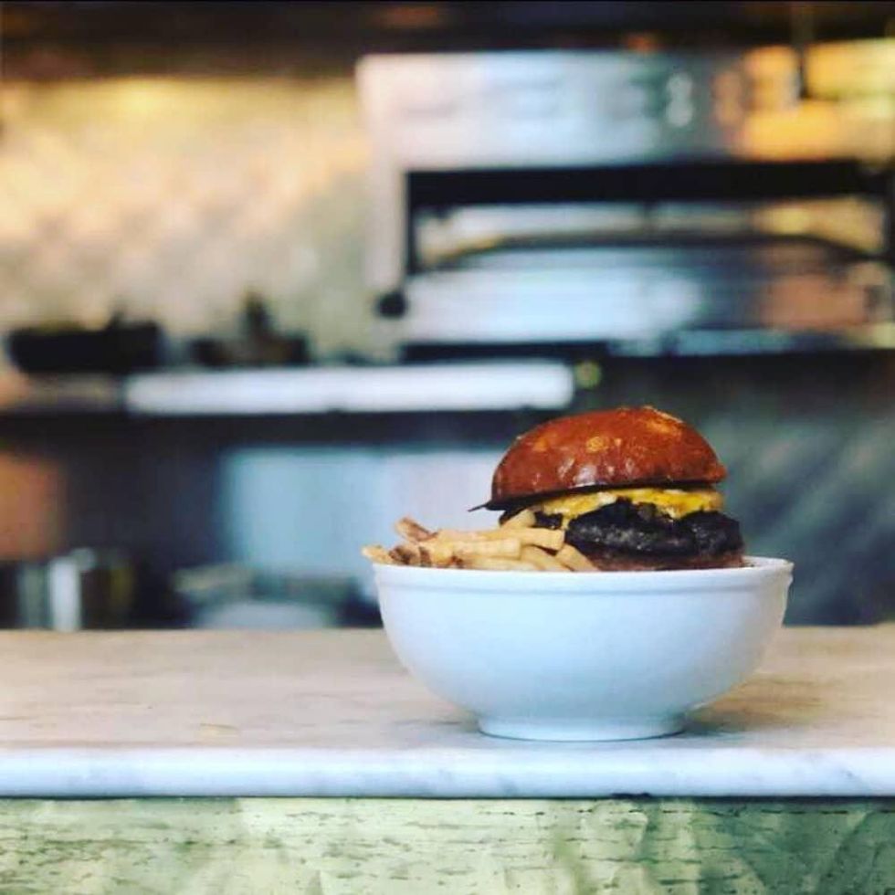 Lotti Dotti cheeseburger