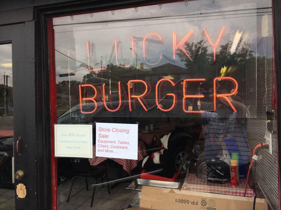 Lucky Burger closing sign
