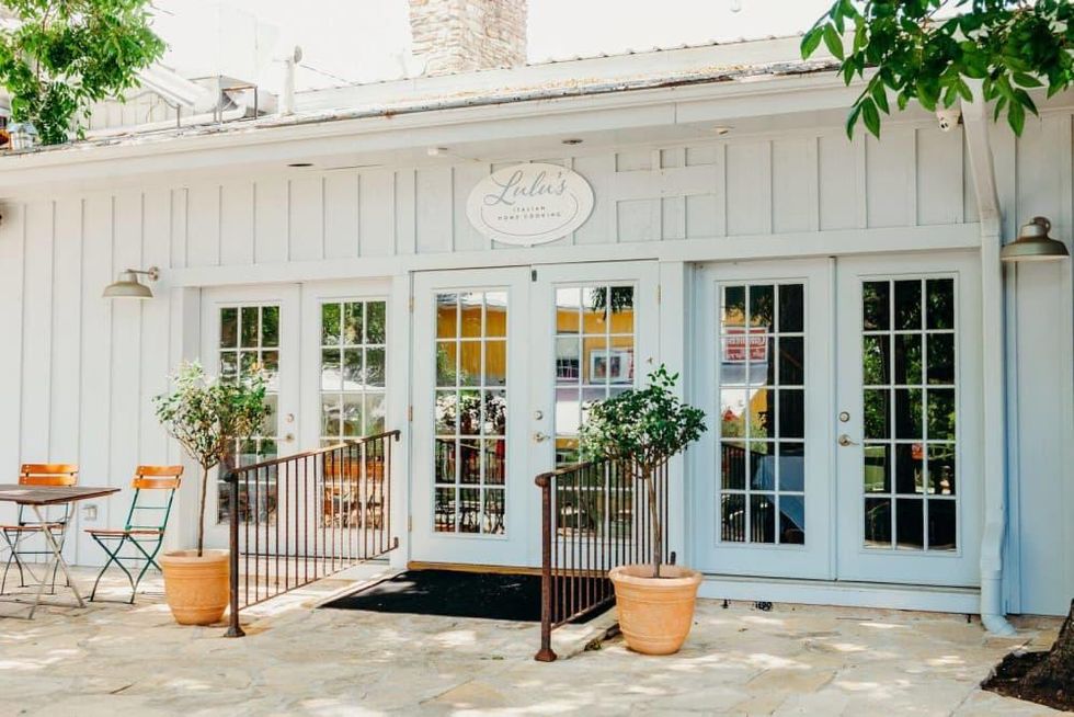 Lulu's restaurant Round Top exterior