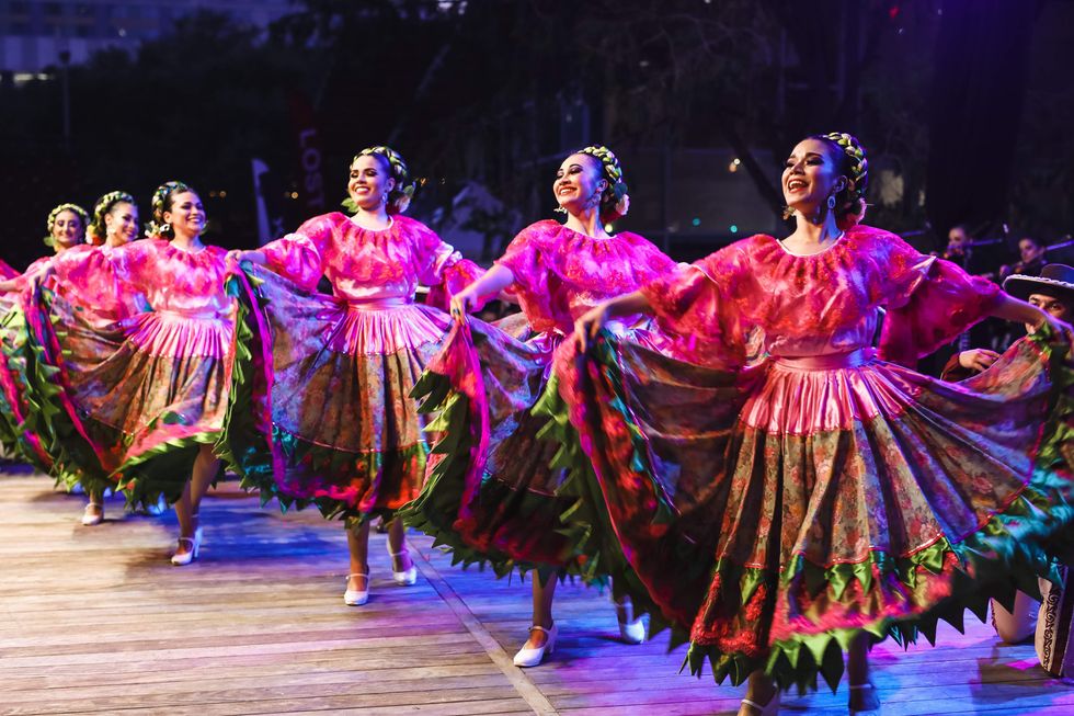 M\u00e9xico en el Coraz\u00f3n folklorico dancers