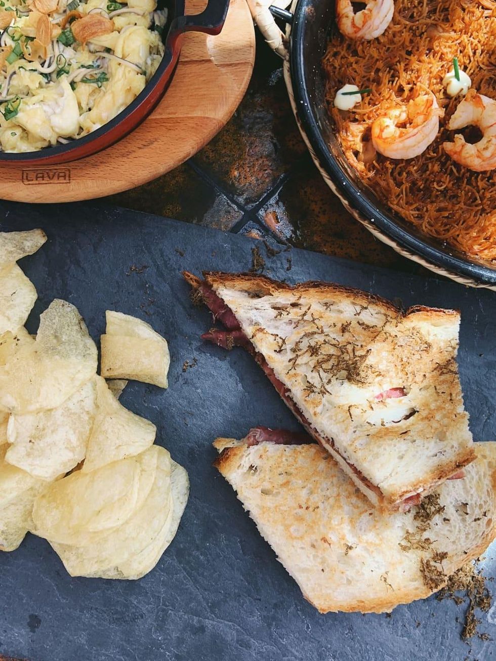 MAD brunch bikini de jamon iberico