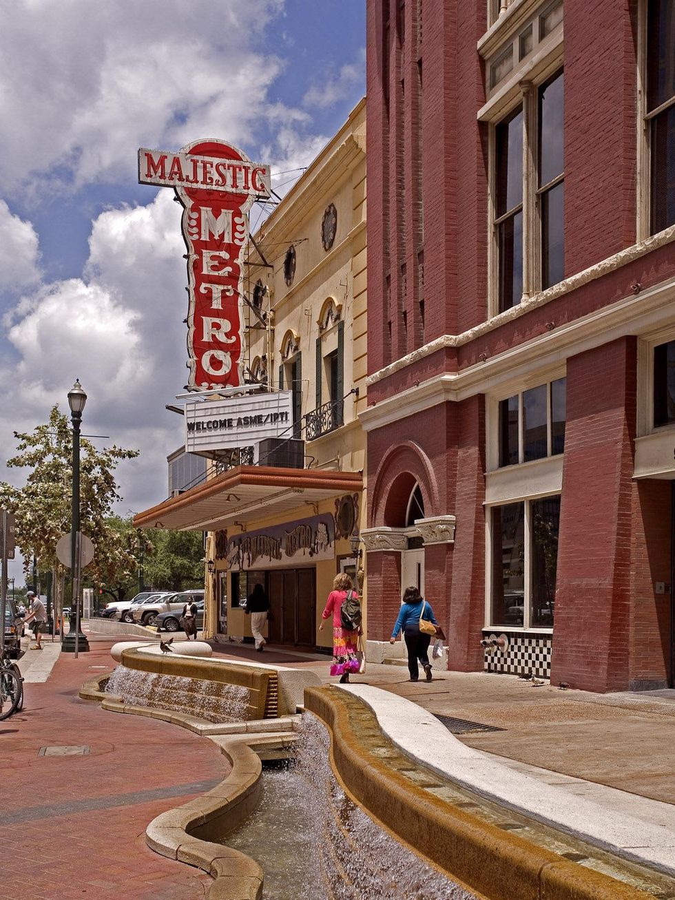 Majestic Metro, theater