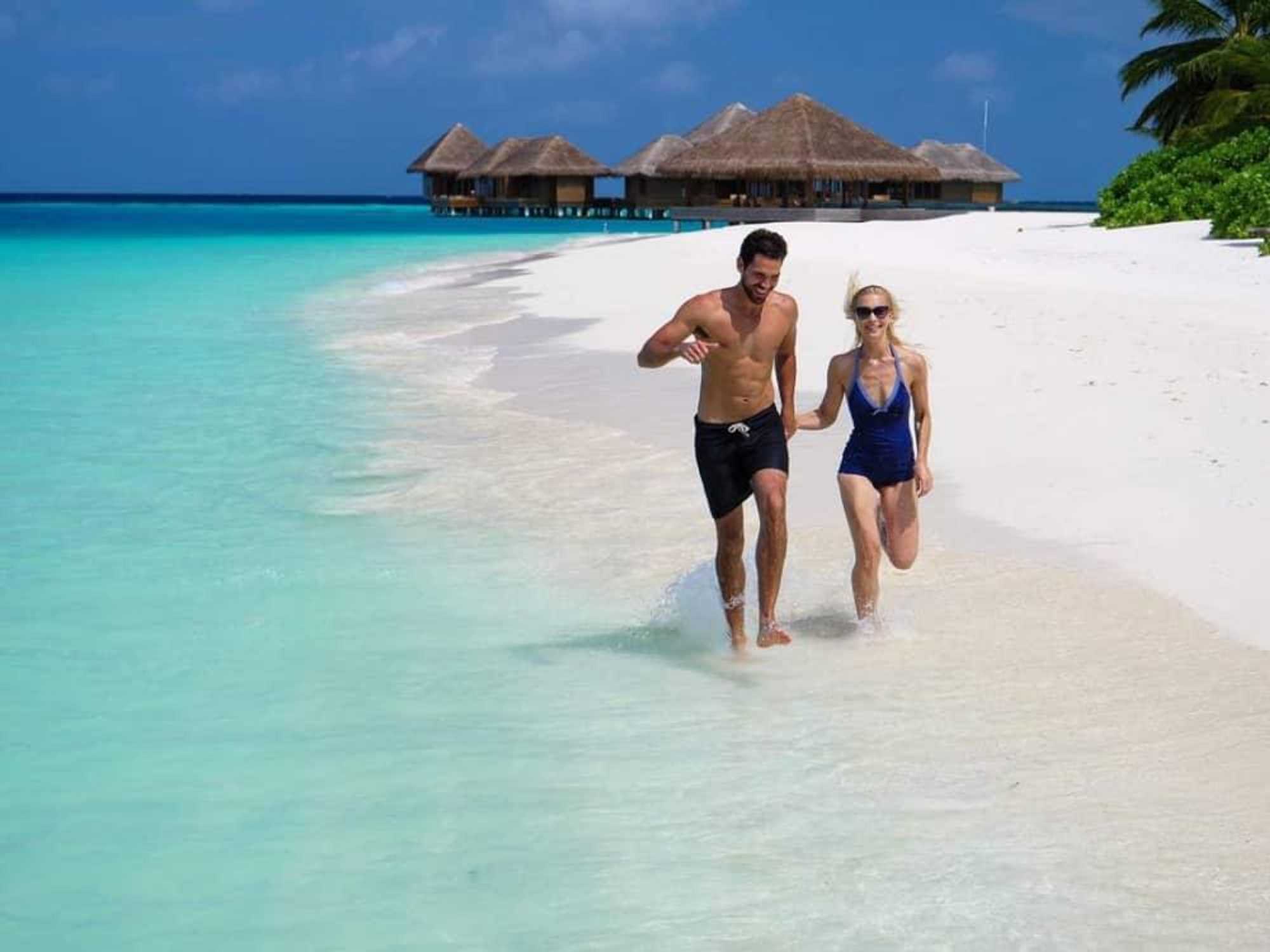 Maldvies beach Huvafen Fushi resort couple
