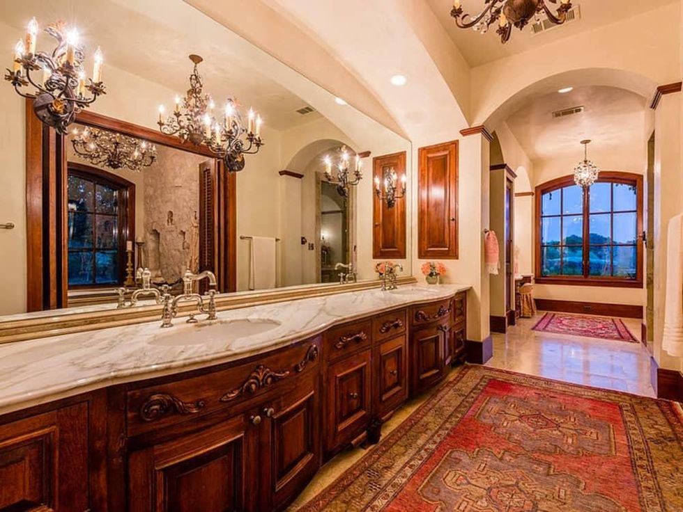 Mandola's estate in Austin bathroom