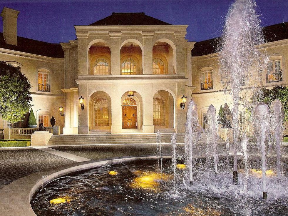 mansion Spelling mansion in Los Angeles area with fountain in front
