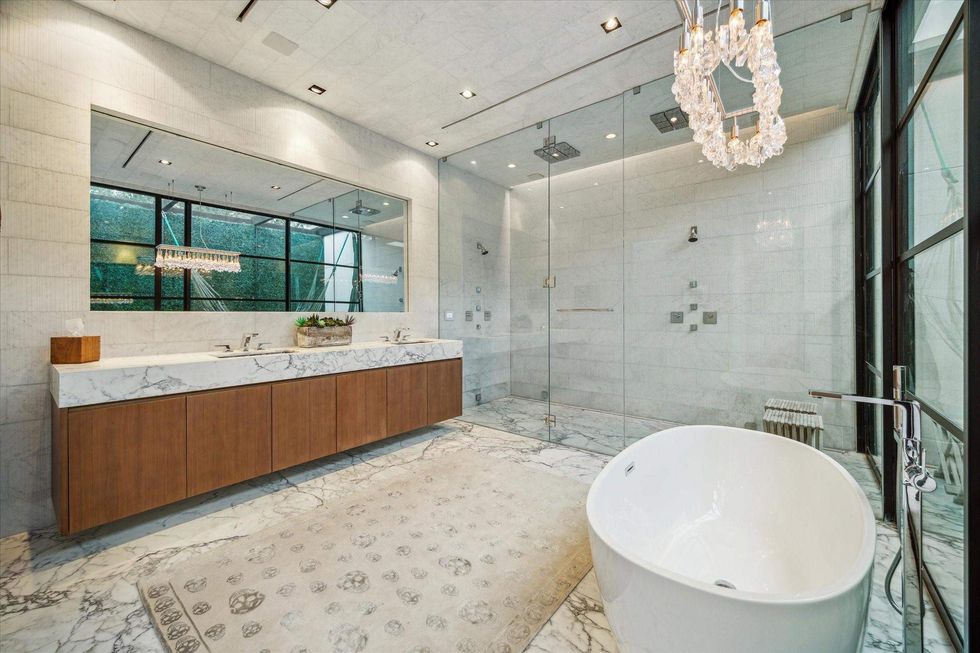 Master bath of 1529 Indiana Street