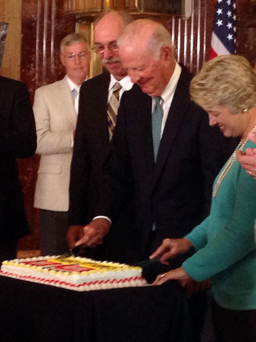 Mayor Parker and former Secretary Baker cutting the cake at the Leipzig Gewandhaus Orchestra concert announcement